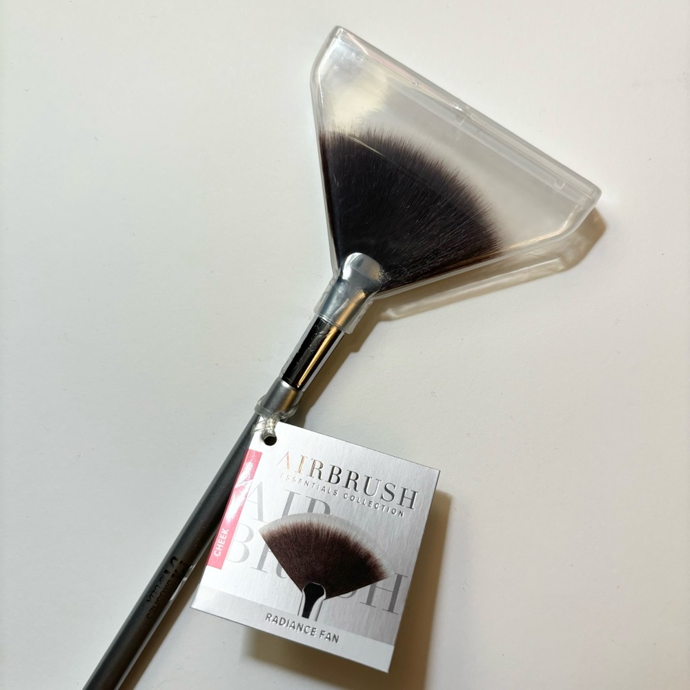 It Cosmetics Radiance Fan brush